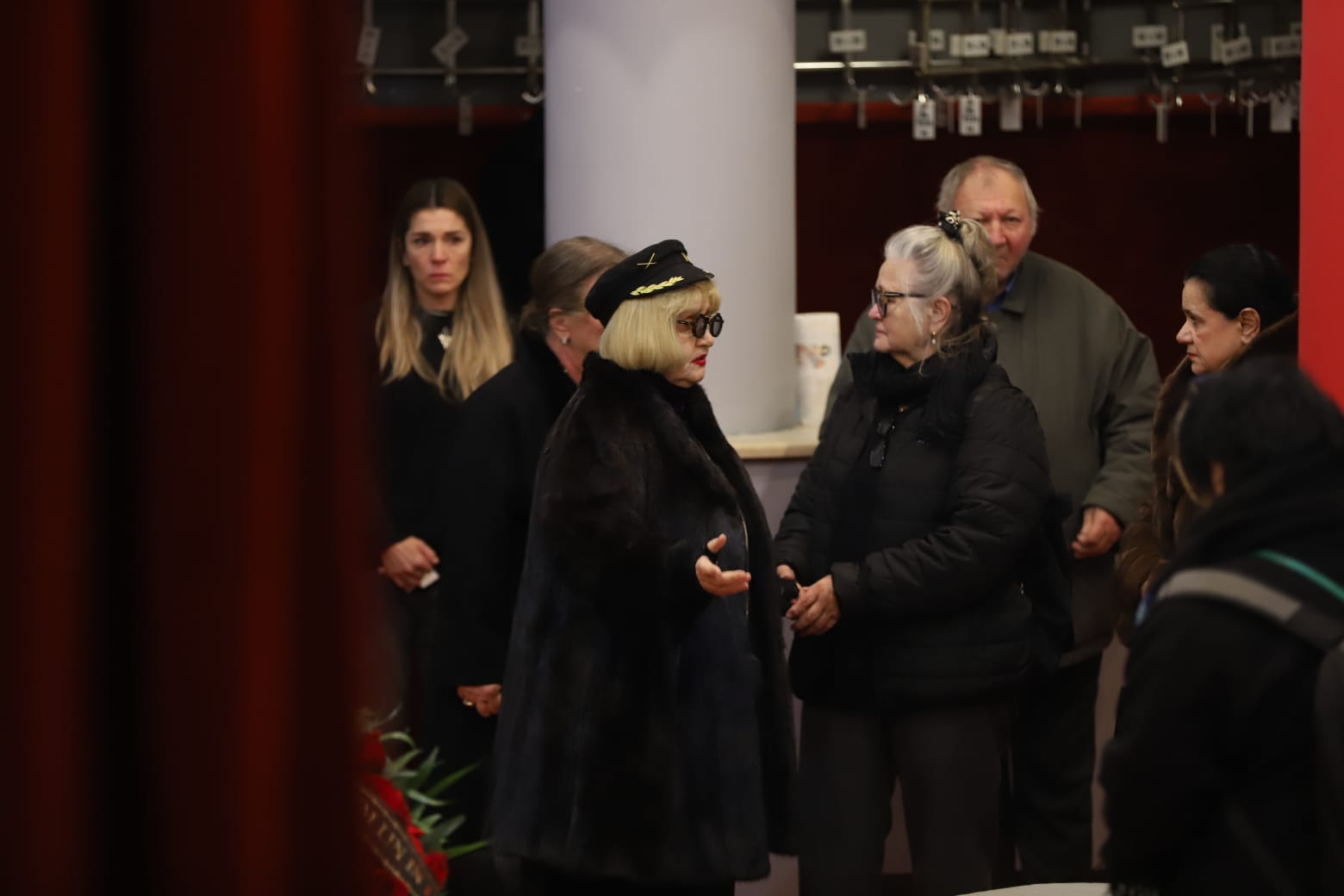 Imagini de la priveghiul lui Mircea Diaconu. Soția și fiica plâng lângă sicriul actorului EXCLUSIV