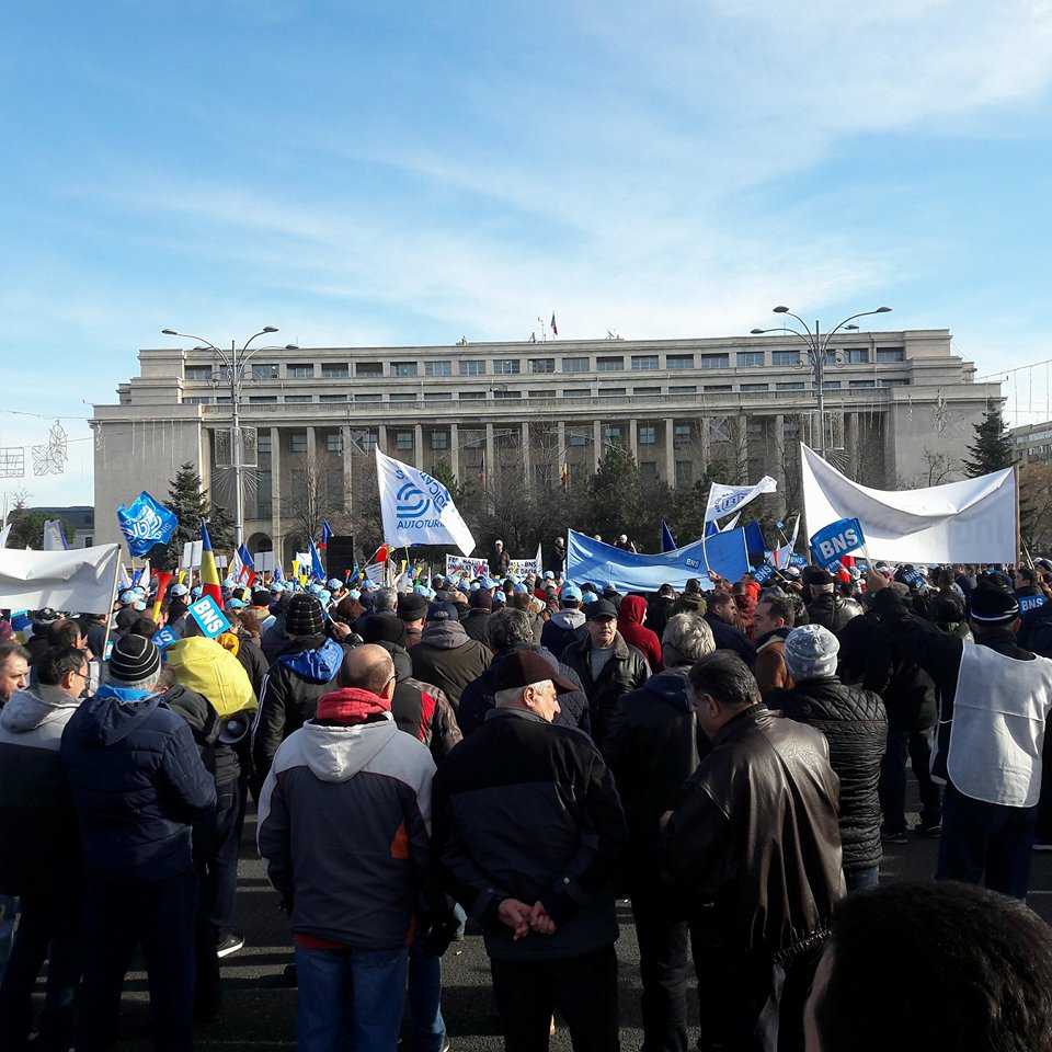 FOTO&VIDEO/ Circa 2.000 de sindicaliștii de la Dacia și BNS Argeș protestează, marți, în Piața Victoriei