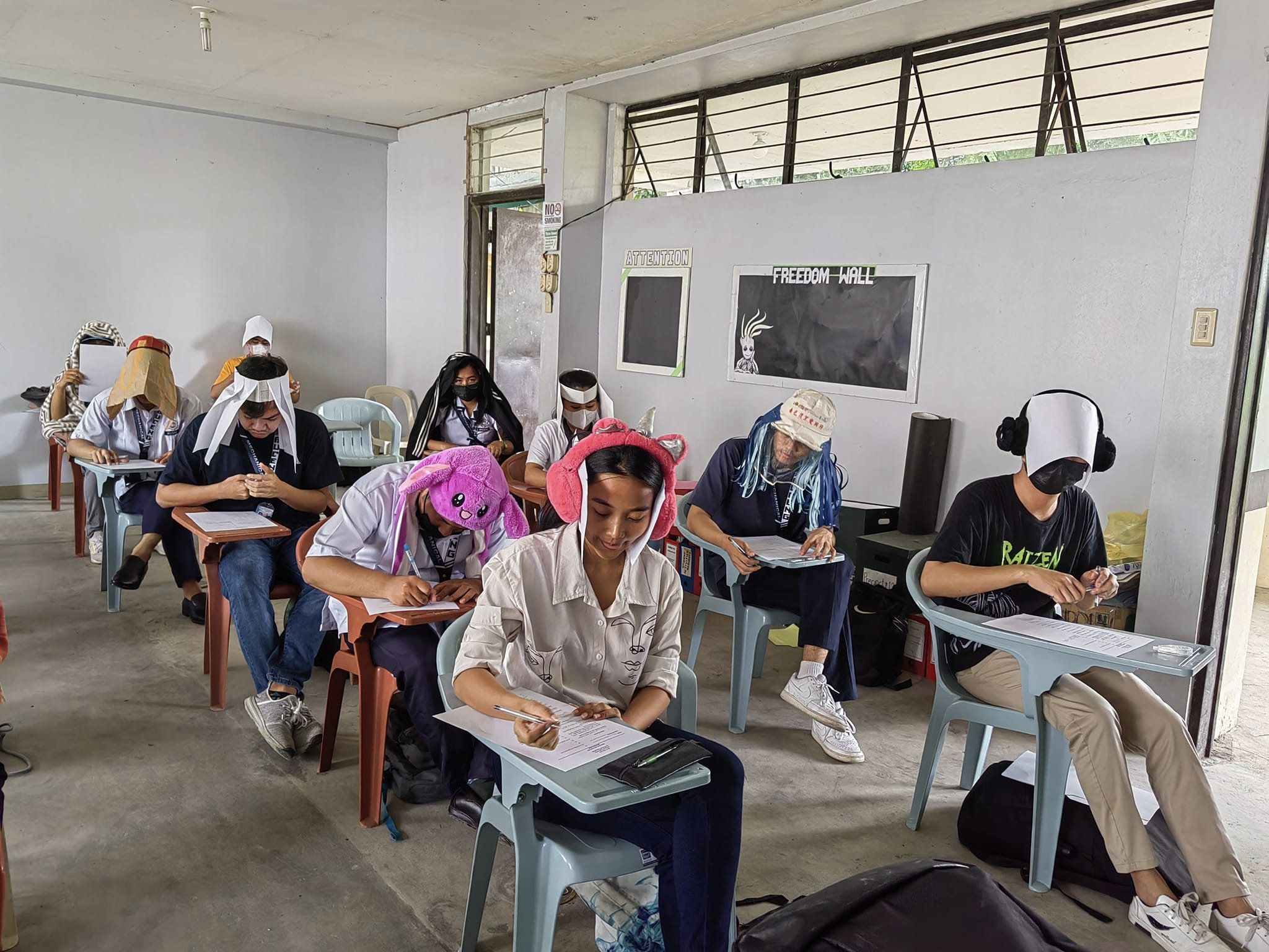 FOTO. „Pălăriile anticopiat” ale unor studenţi din Filipine au devenit virale pe reţelele de socializare