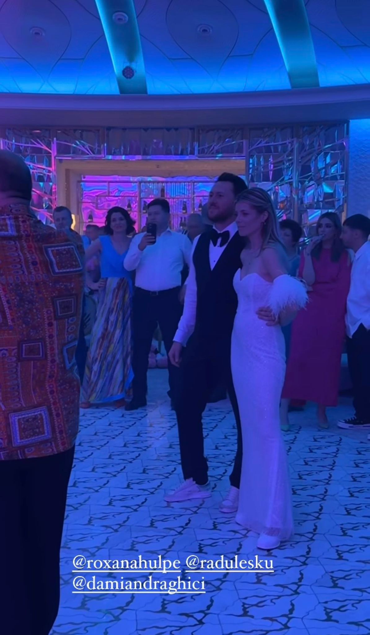 Imagini de la nunta Roxanei Hulpe. Tatăl preot a condus-o la altar, iar Cabral și Andreea Ibacka au fost nași