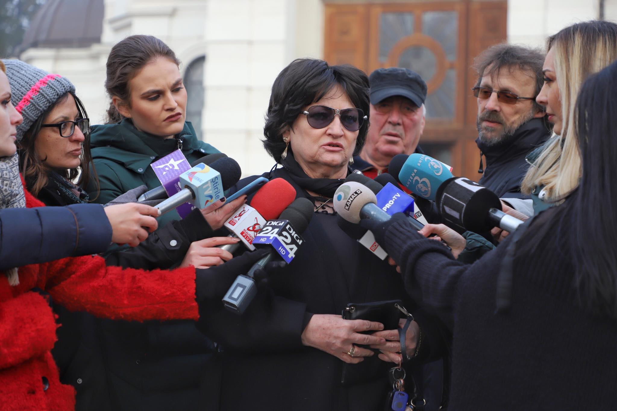 Momente dureroase la capela Cimitirului Bellu. Familia și prietenii își iau rămas bun de la Cristina Țopescu