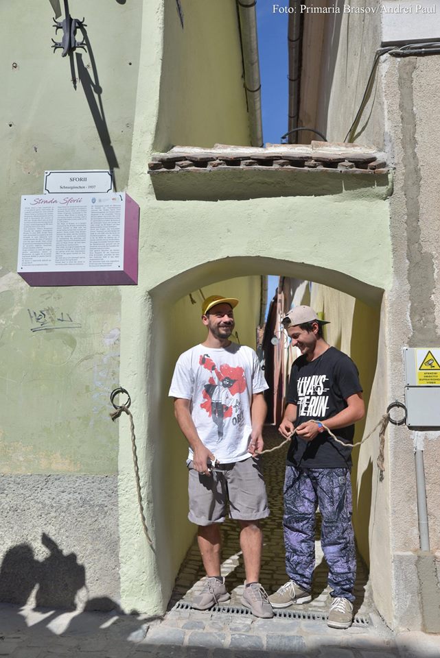 FOTO/ Strada Sforii din Braşov devine Muzeu în aer liber. De vineri, cea mai îngustă stradă din Europa de Est a fost redeschisă publicului