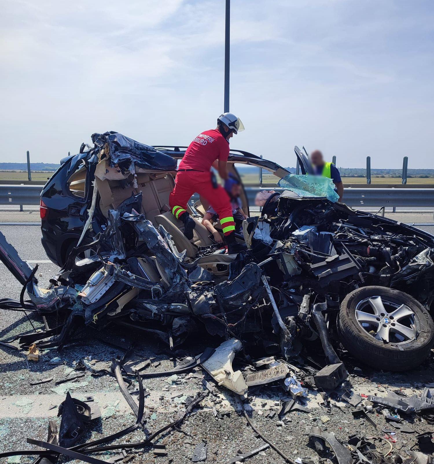 Un șofer a rămas încarcerat pe A1, după ce s-a izbit cu mașina de un TIR. Cum s-a produs impactul violent