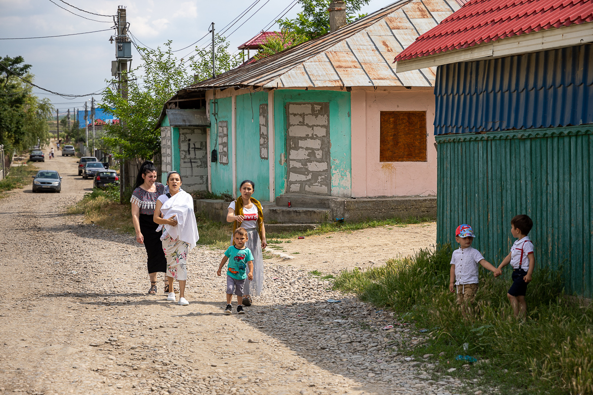În Murgeni, jandarmii vin şi pleacă, bulibaşa rămâne. Statul român face paradă de forţă într-un oraş pe care l-a abandonat în toate celelalte privinţe