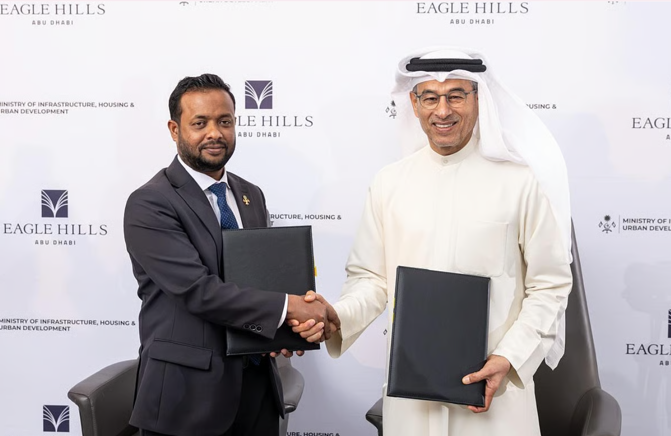 Eagle Hills Chairman, Mohamed Alabbar inks deal with H.E. Dr. Abdulla Muththalib, Minister of Infrastructure, Housing and Urban Development, Maldives (Image: Gulf News)