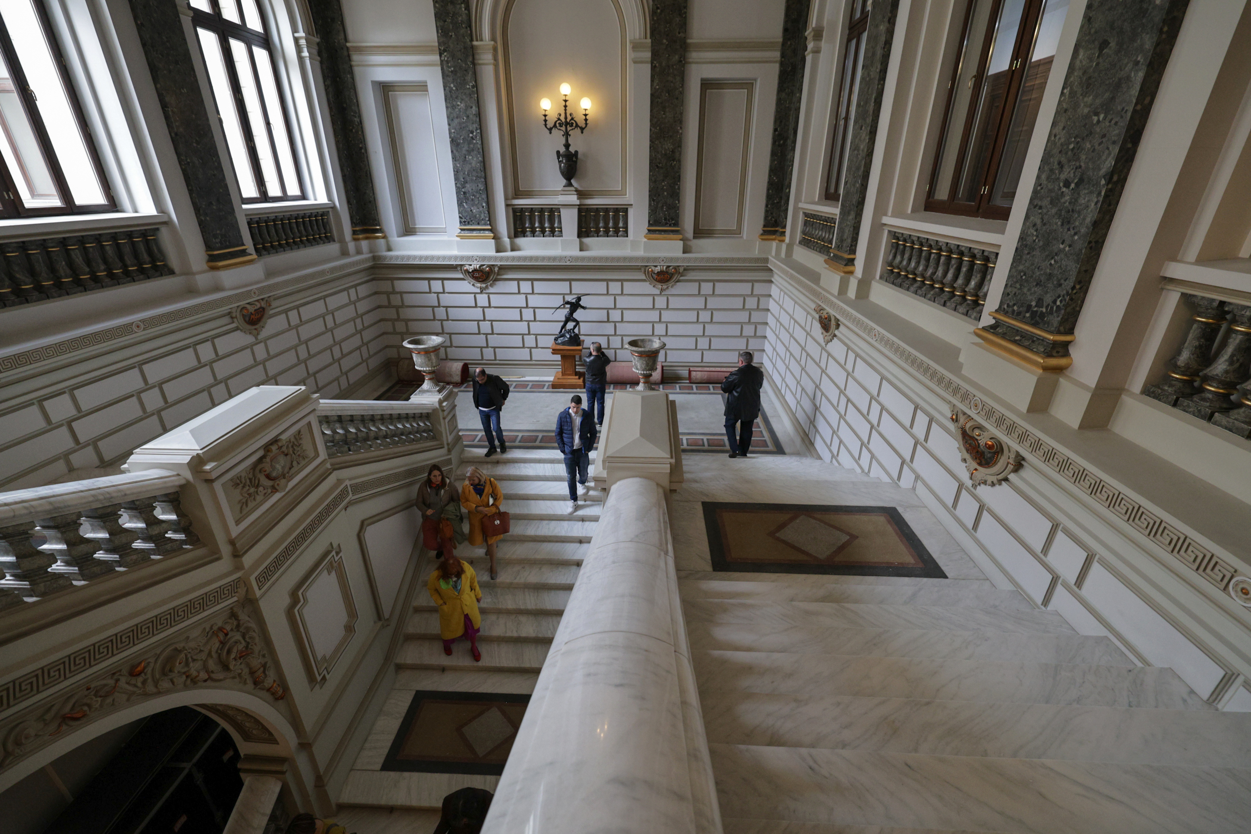 Aur de 3,8 milioane de euro, păzit cu pistoale-mitralieră Kalașnikov. Am intrat în Palatul Vechi al Băncii Naţionale din București
