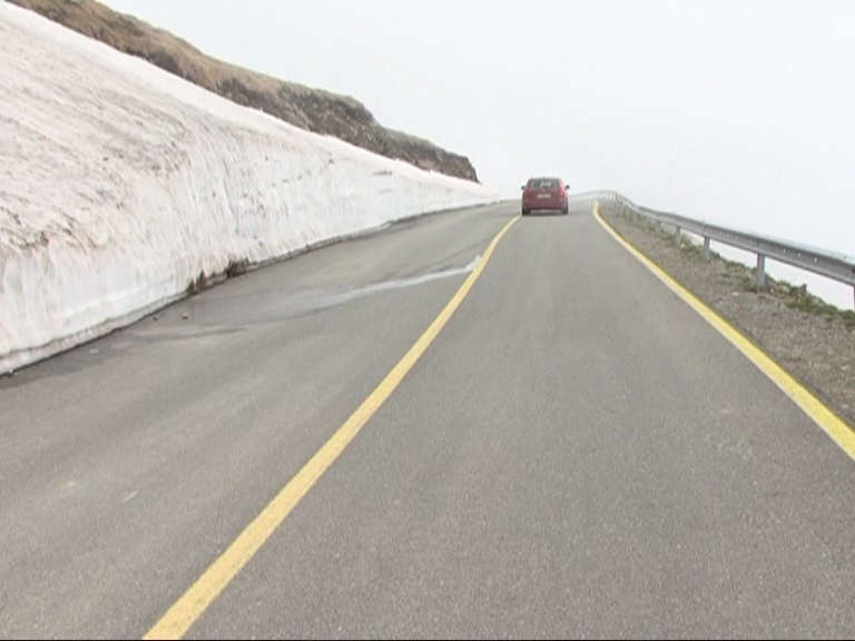Primul weekend pe TRANSALPINA! Drumarii, acuzați că au ținut-o închisă pentru câteva petice de zăpadă