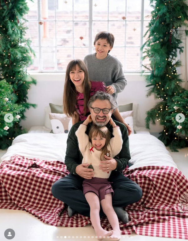 Tradiția pe care Dana Rogoz și familia ei o respectă în fiecare an, după ce împodobesc bradul de Crăciun. Imagini din casa vedetei. „E perfect”
