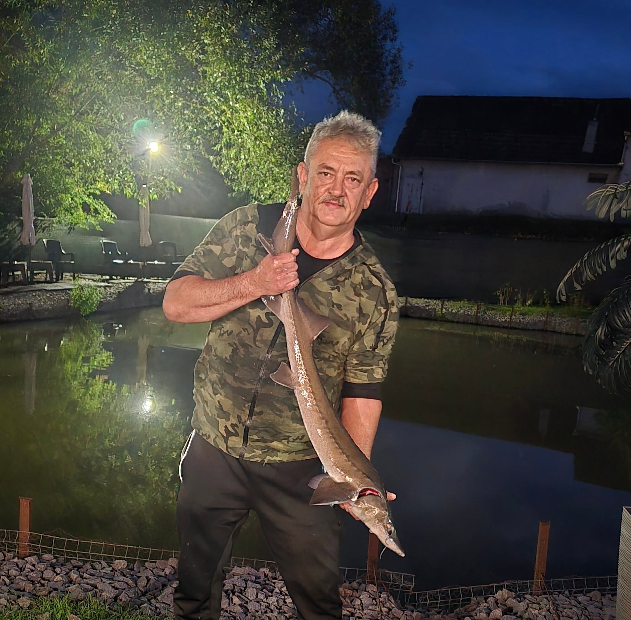 Ovidiu Farcaș, un sibian din Dârlos, și-a săpat un lac în propria curte pentru că îi plăcea pescuitul