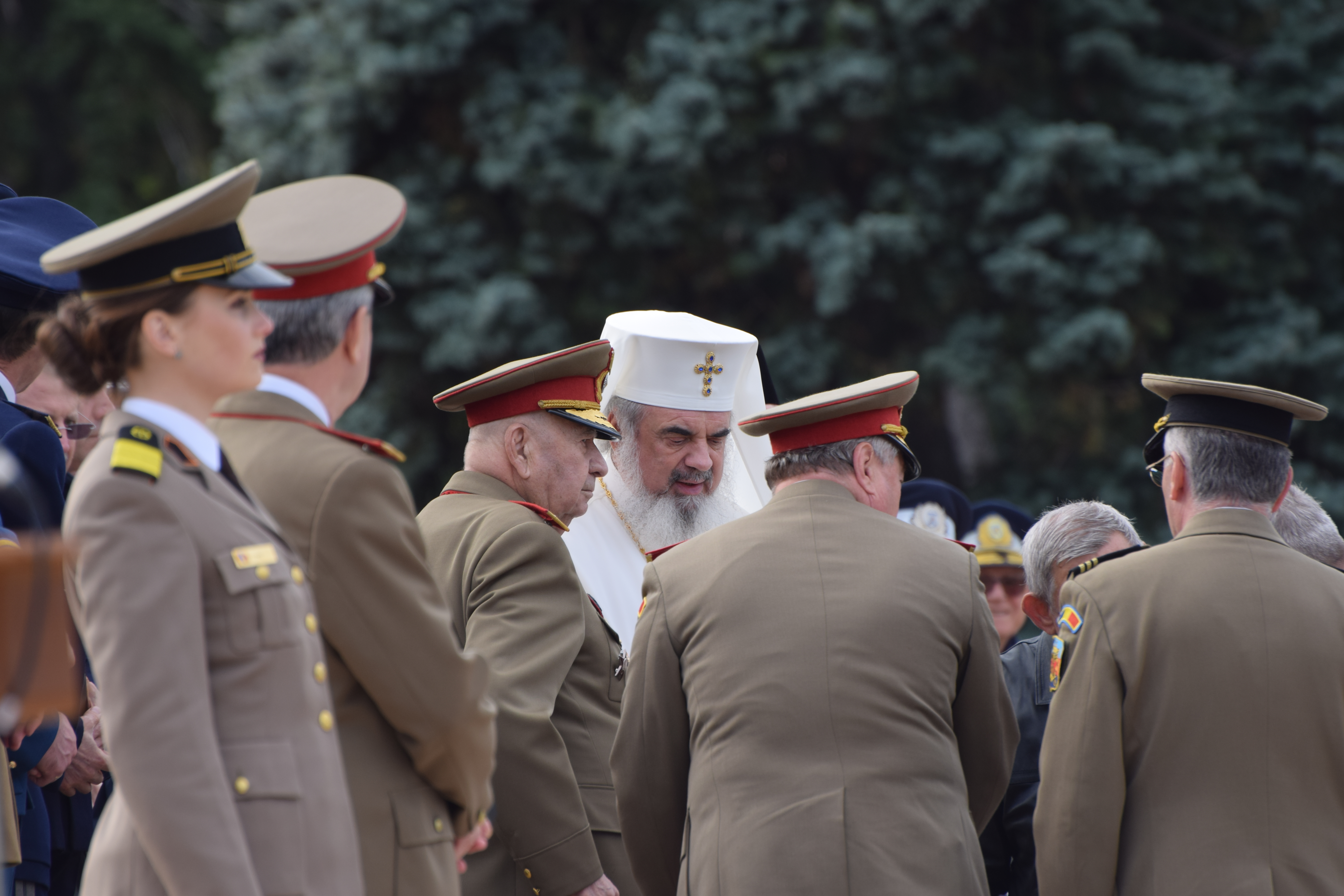 FOTO ŞI VIDEO | Cum a fost celebrată Ziua Armatei în Capitală. Cei mai importanți politicieni, la ceremoniile din Parcul Carol