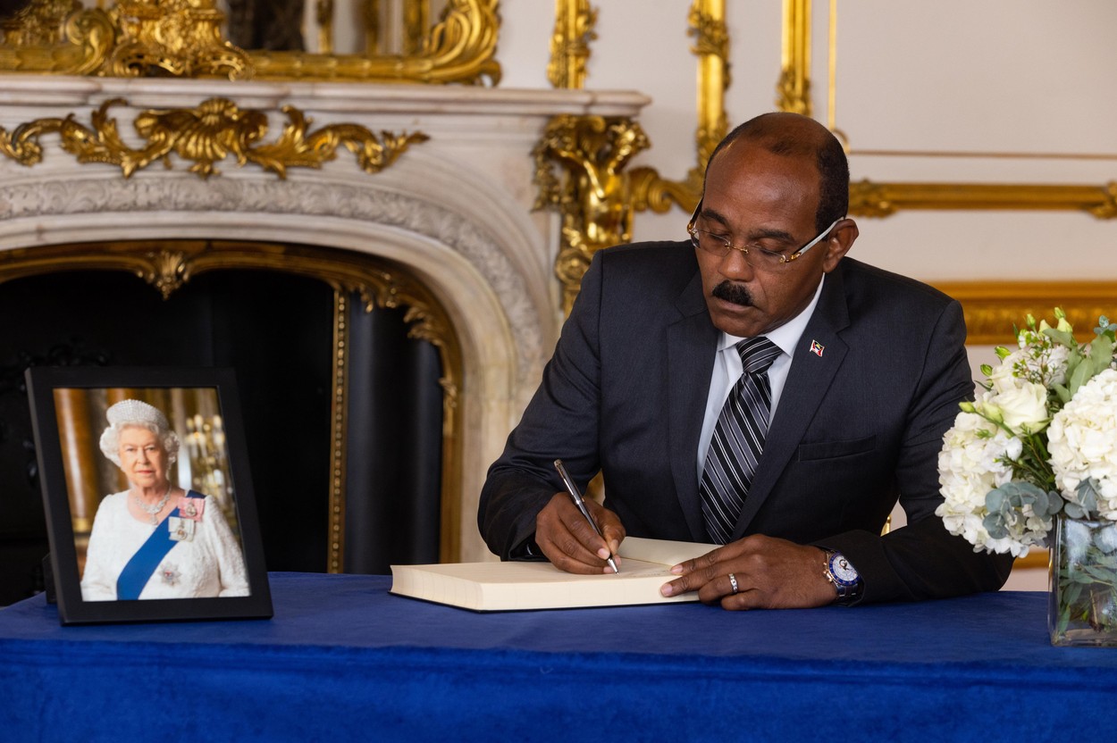 Întâlnirea ciudată pe care a avut-o regele Charles cu doar o zi înainte de înmormântarea reginei Elisabeta a II-a - presa britanică