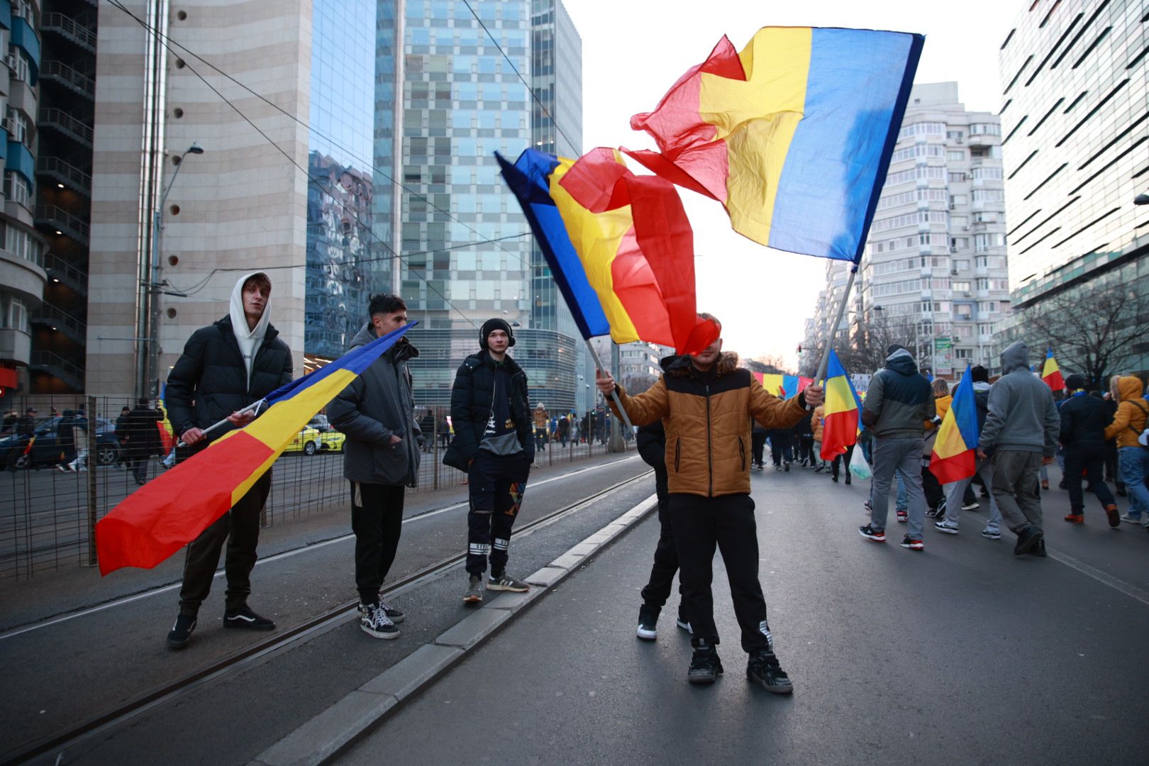 LIVE TEXT: Zeci de mii de oameni la protestul organizat de AUR în București. Mai mulți protestatari aveau asupra lor cuţite, bricege și substanţe interzise