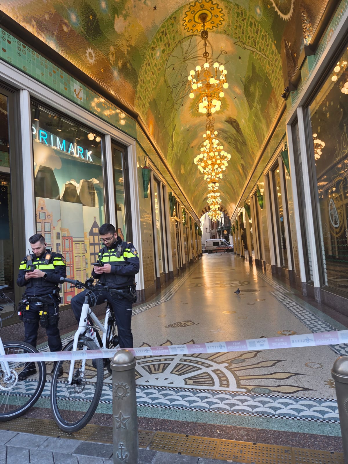Atac cu cuțitul în Amsterdam: Cinci oameni au fost răniți, iar suspectul a fost arestat