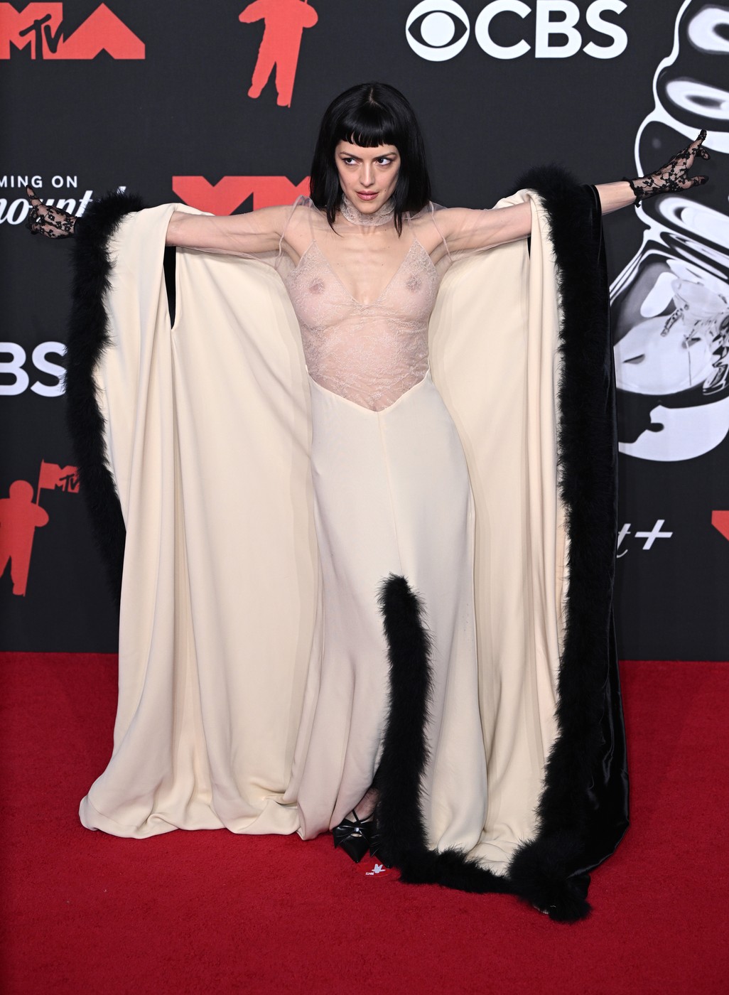 Vedete la MTV Video Music Awards 2025. De la rochii transparente la coafuri avangardiste, starurile au impresionat