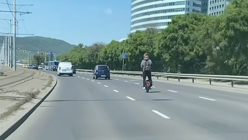 Szabályos ez az életveszélyes tempó? 70 km/órával száguldott elektromos monociklijével az Árpád hídon egy férfi – Videó