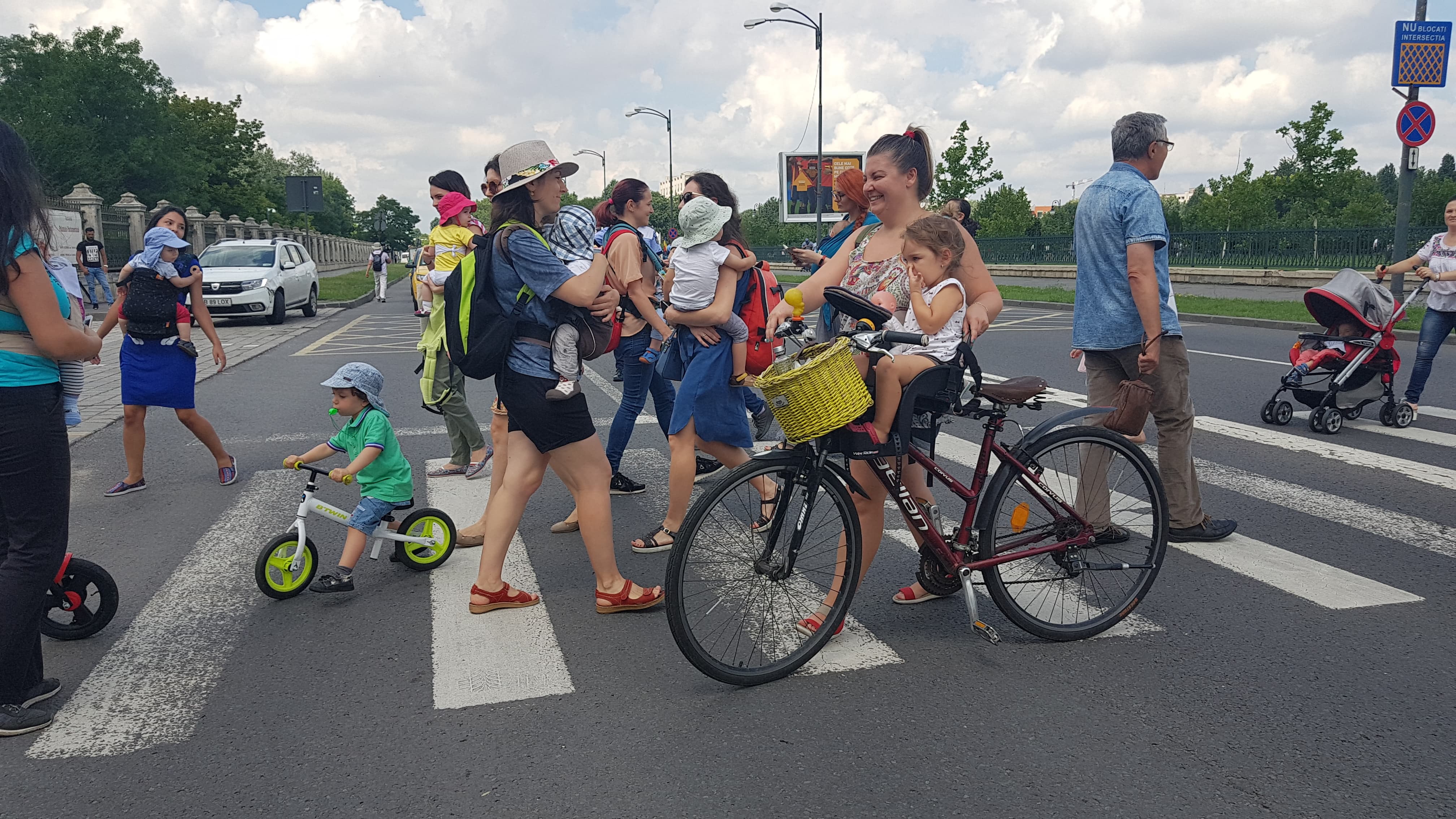 FOTO&VIDEO/ Protest al mamelor la Palatul Parlamentului. Au traversat încontinuu pe o trecere de pietoni din zona Parcului Izvor