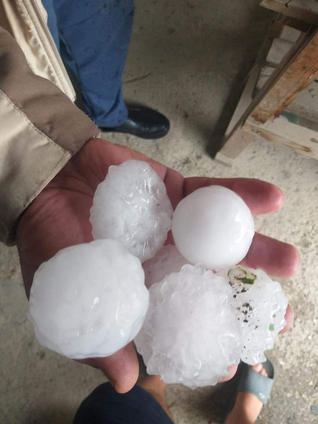 Grindină mai mare decât oul de găină în Vâlcea. Județul a fost sub cod roşu de vijelii
