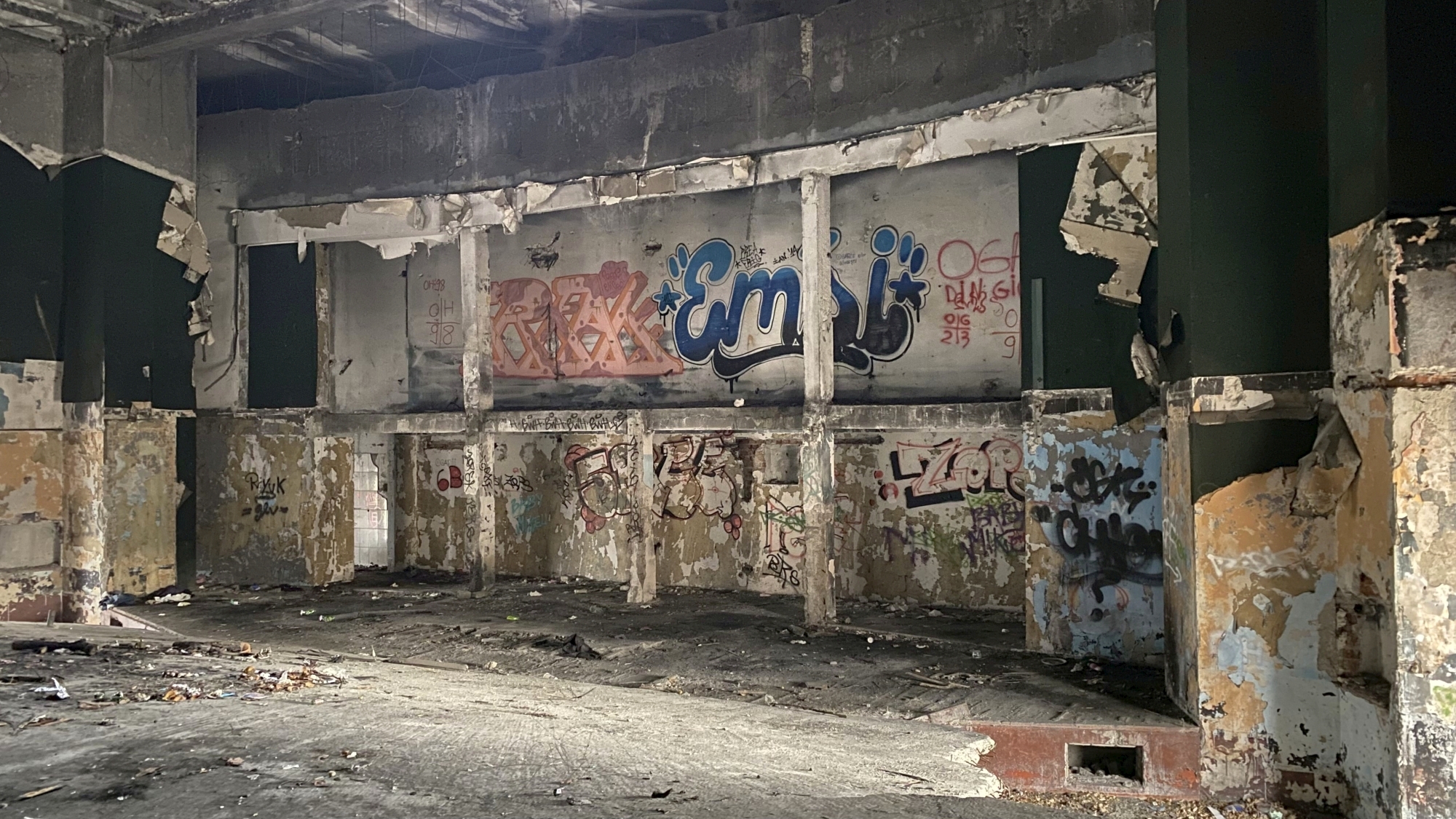 Cum arată la interior cinematograful Giulești, abandonat de autoritățile locale de mai bine de 20 de ani. Disputa dintre edili pe clădirea-simbol a cartierului
