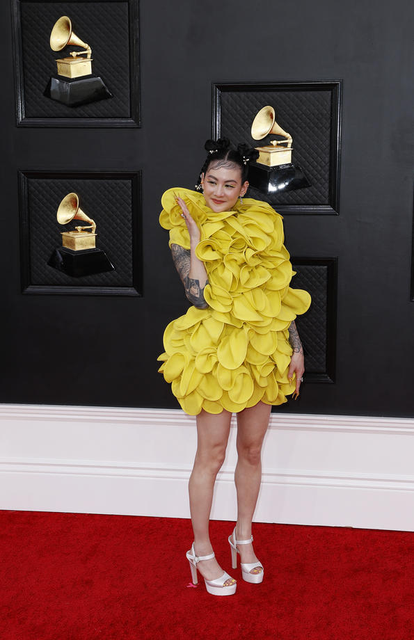 Ținute Grammy 2022. Celebritățile s-au întrecut în rochii elegante, însă una dintre ele a apărut îmbrăcată într-o pelerină, cu bocanci în picioare