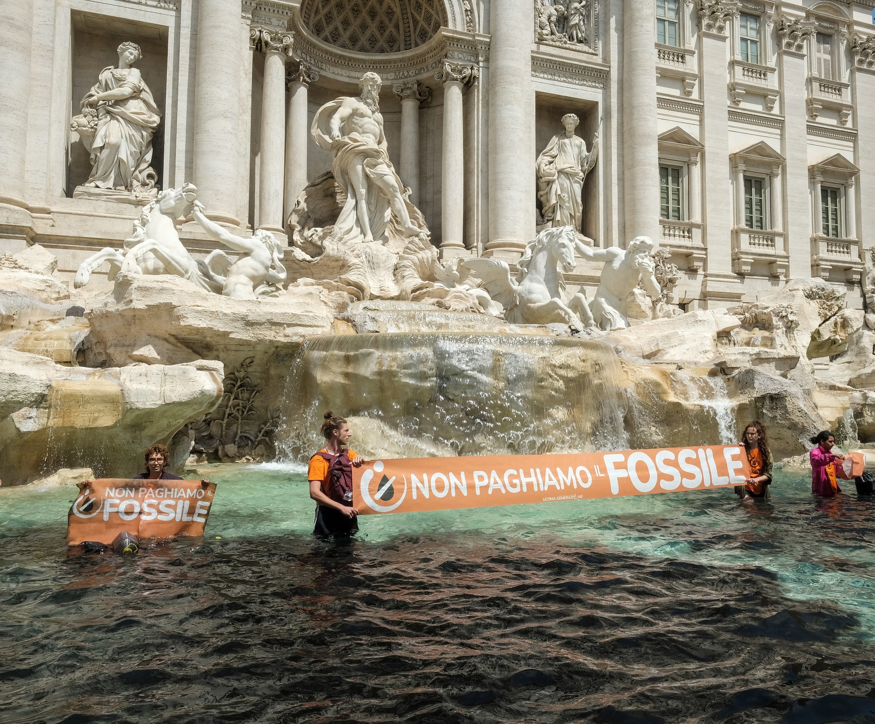 Activiștii de mediu au înnegrit apa din Fontana di Trevi. „Țara noastră este pe moarte”
