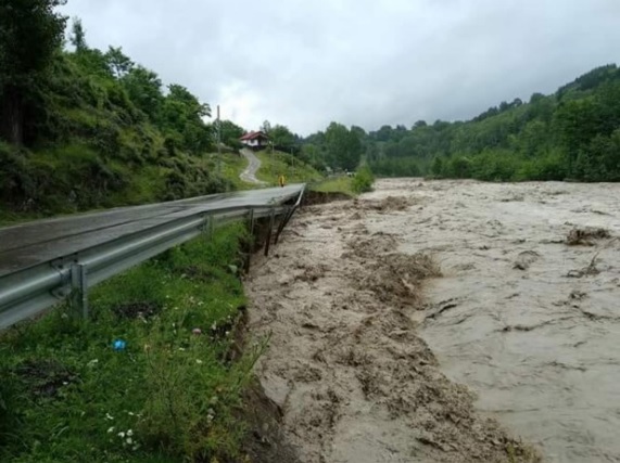 Inundații grave în mai multe județe din țară, după ploile torențiale. Sute de oameni sunt izolați din cauza viiturilor