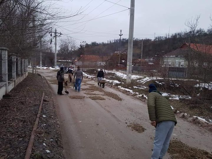FOTO| S-au săturat să aștepte "mila" autorităților și și-au reparat singuri strada!