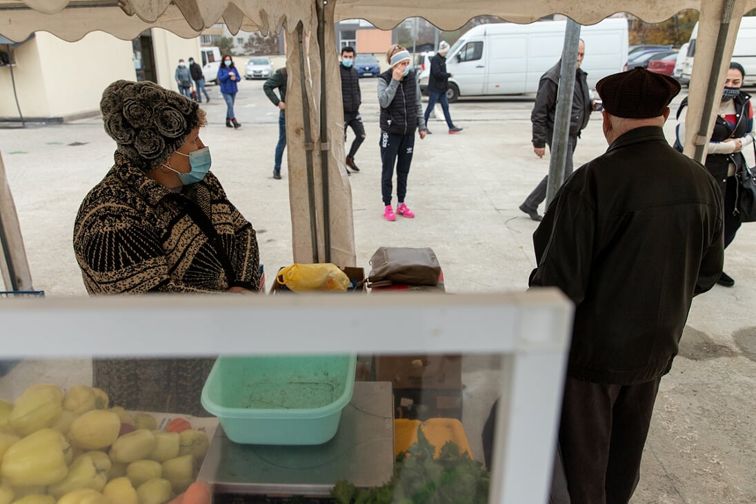 REPORTAJ. Supărarea comercianților dintr-o piață de la marginea Bucureștiului pe aglomerația de la Obor: “I-au văzut pe ei așa și ce au zis, hai să îi închidem pe toți”