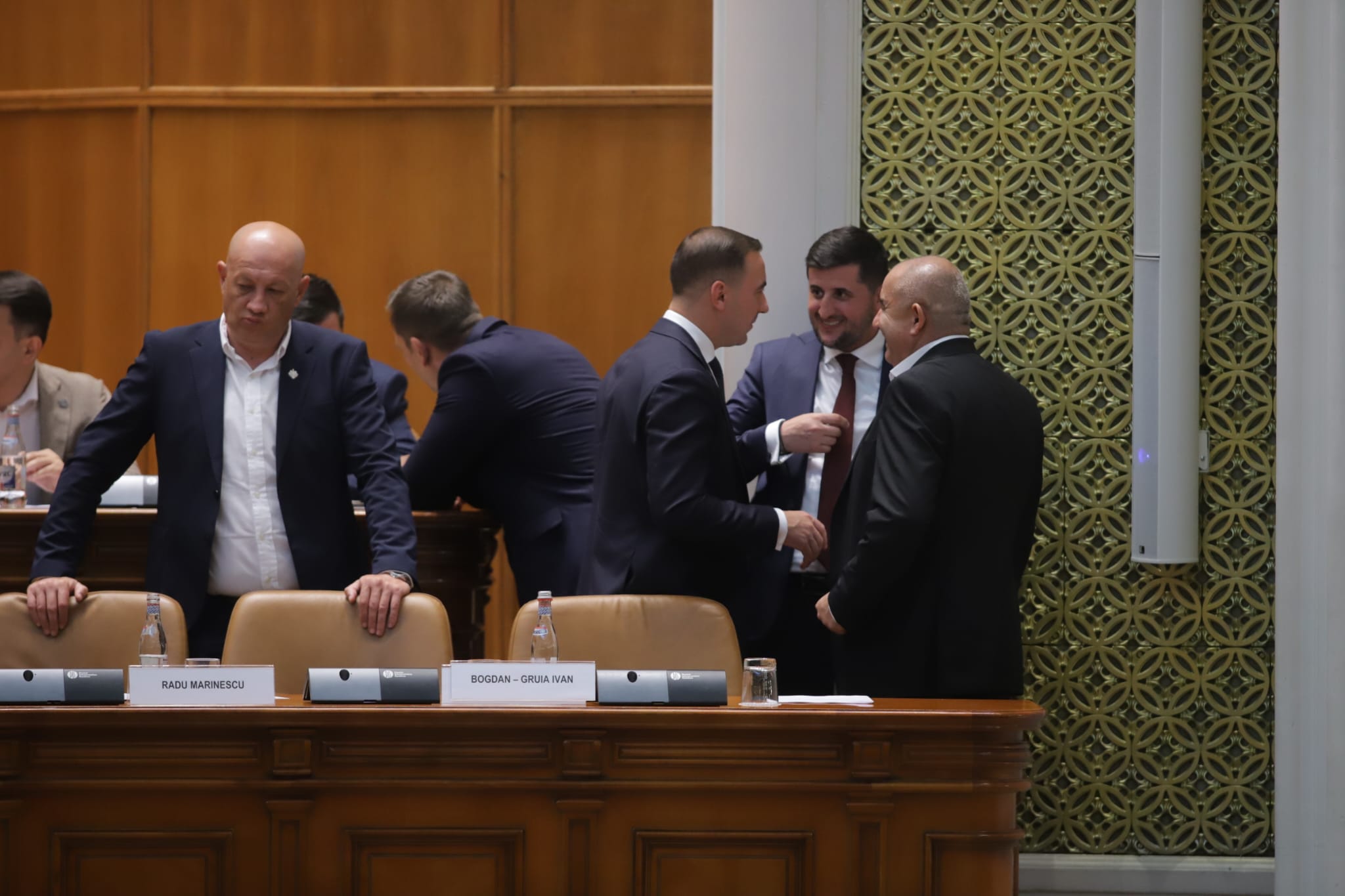 Cronica unei moțiuni de cenzură ratate: bancuri, plictiseală și clinciuri. Opoziția a bifat cel mai umilitor vot din ultimii 16 ani