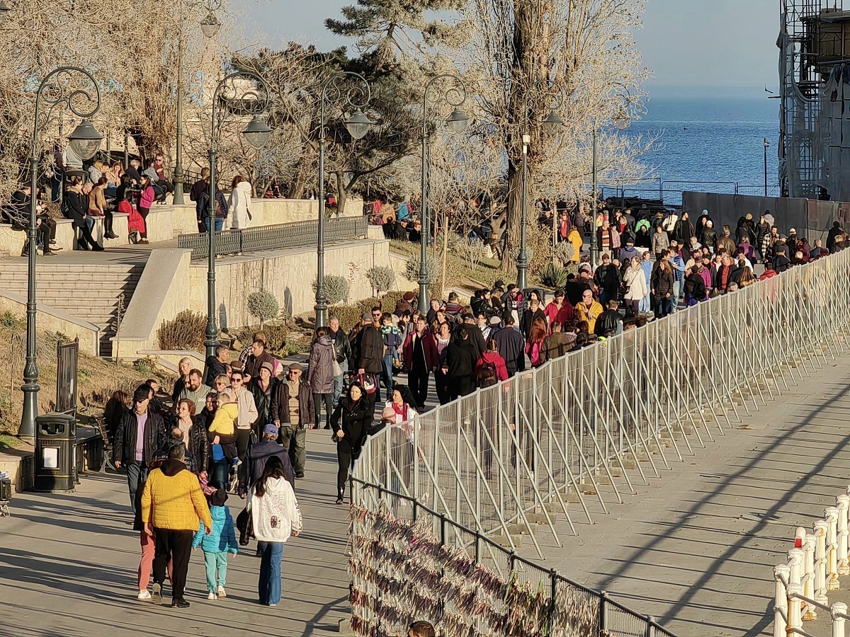 Imagini cu faleza din Constanța aglomerată ca niciodată, în prima zi din 2023: „Când mallurile sunt închise...”