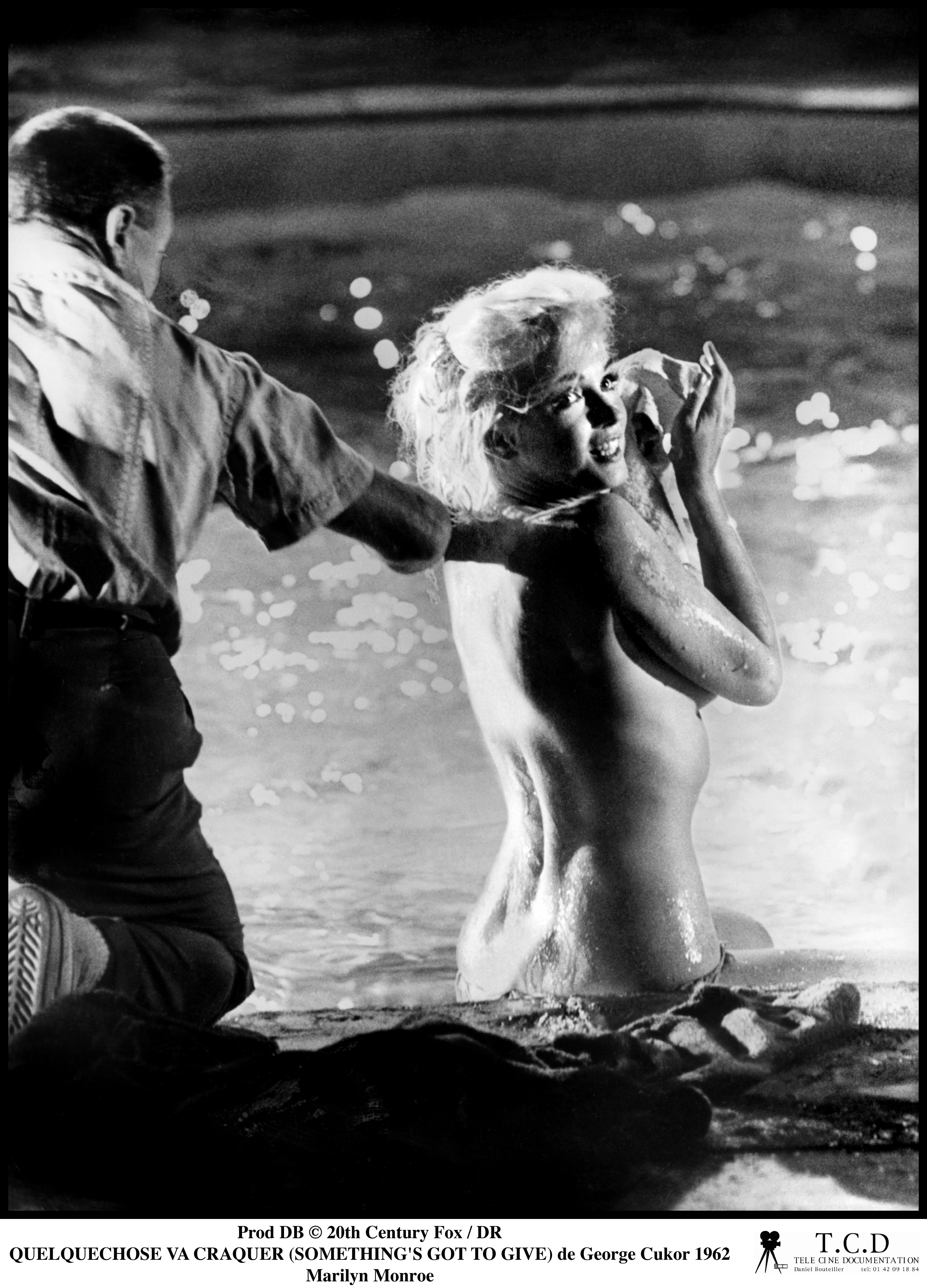 Fotografii nemaivăzute: Marilyn Monroe goală într-o piscină | GALERIE FOTO