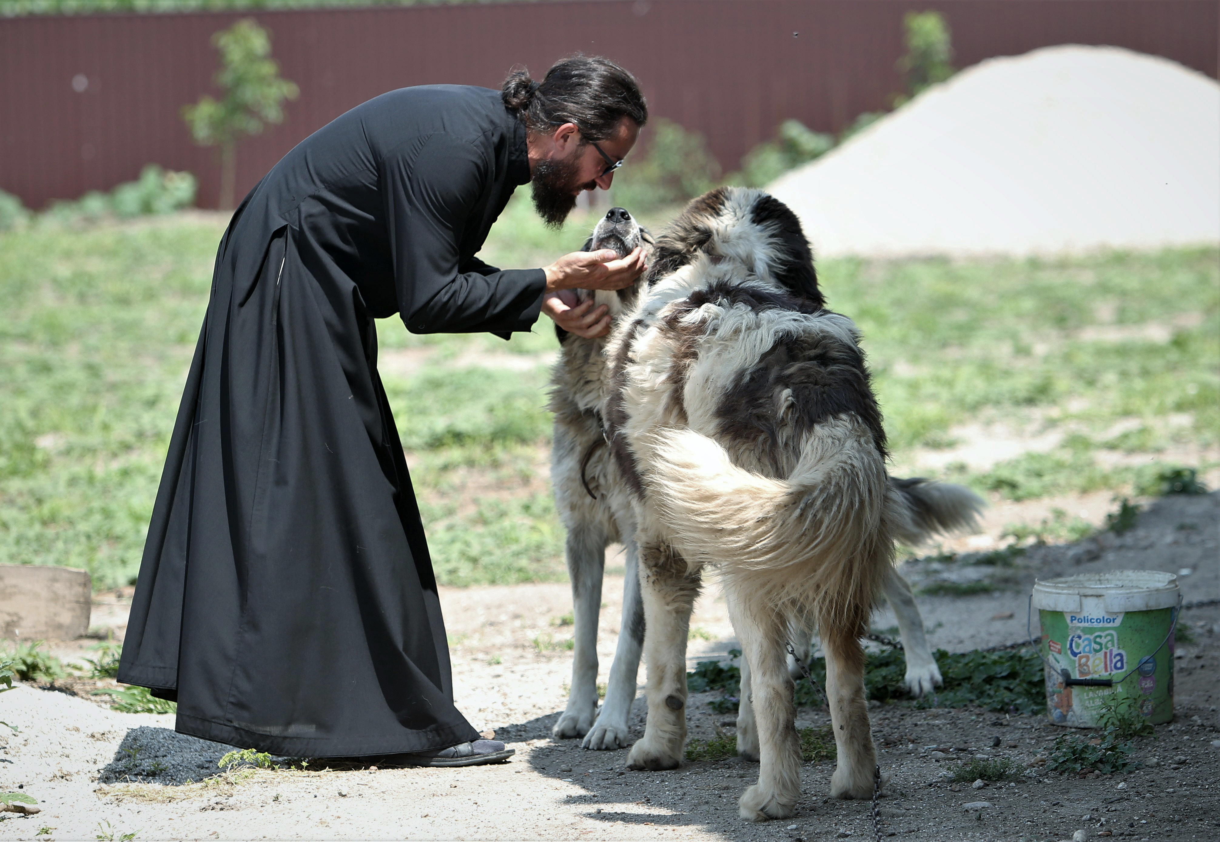 Izolare sau sihăstrie. De un an jumătate, călugărul Justinian este starețul unei biserici-ruină, din Teleorman