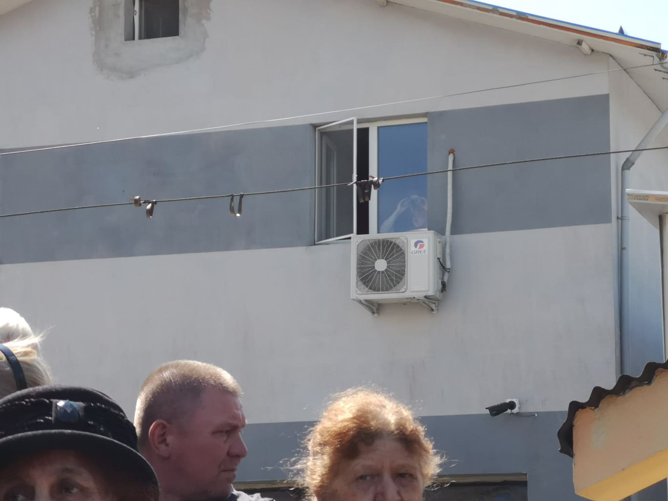 Înghesuială cum nu s-a mai văzut la înmormântarea lui Răzvan Ciobanu. Lumea s-a urcat pe garduri și la ferestre | FOTO