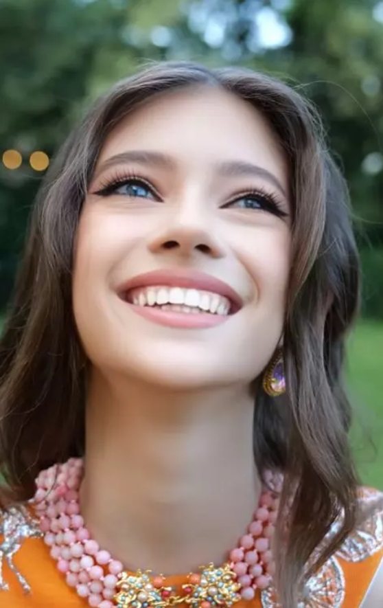 Cum a apărut fiica Iuliei Albu la banchet, după ce a terminat clasa a VIII-a. Machiată discret, Mikaela a îmbrăcat o rochie creată de mama ei