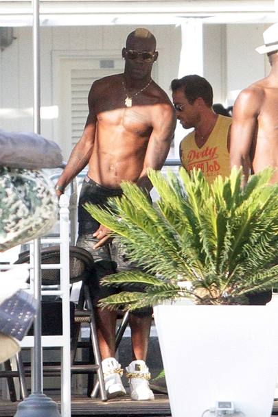 Balotelli, la mare cu prietenii și cu două fete! ^O ”traduce” pe Fanny?