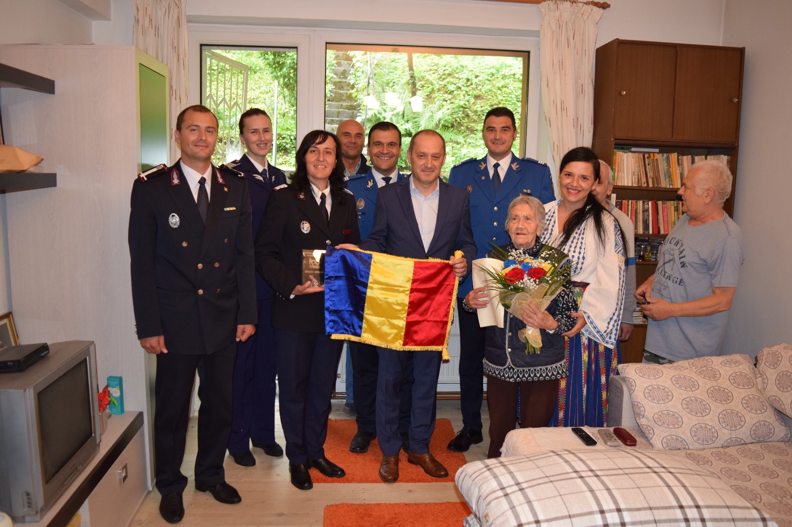 Două braşovence care au împlinit 100 de ani s-au trezit cu poliţia, pompierii şi jandarmii la uşă. Aceştia le-au adus flori şi un tricolor/ FOTO