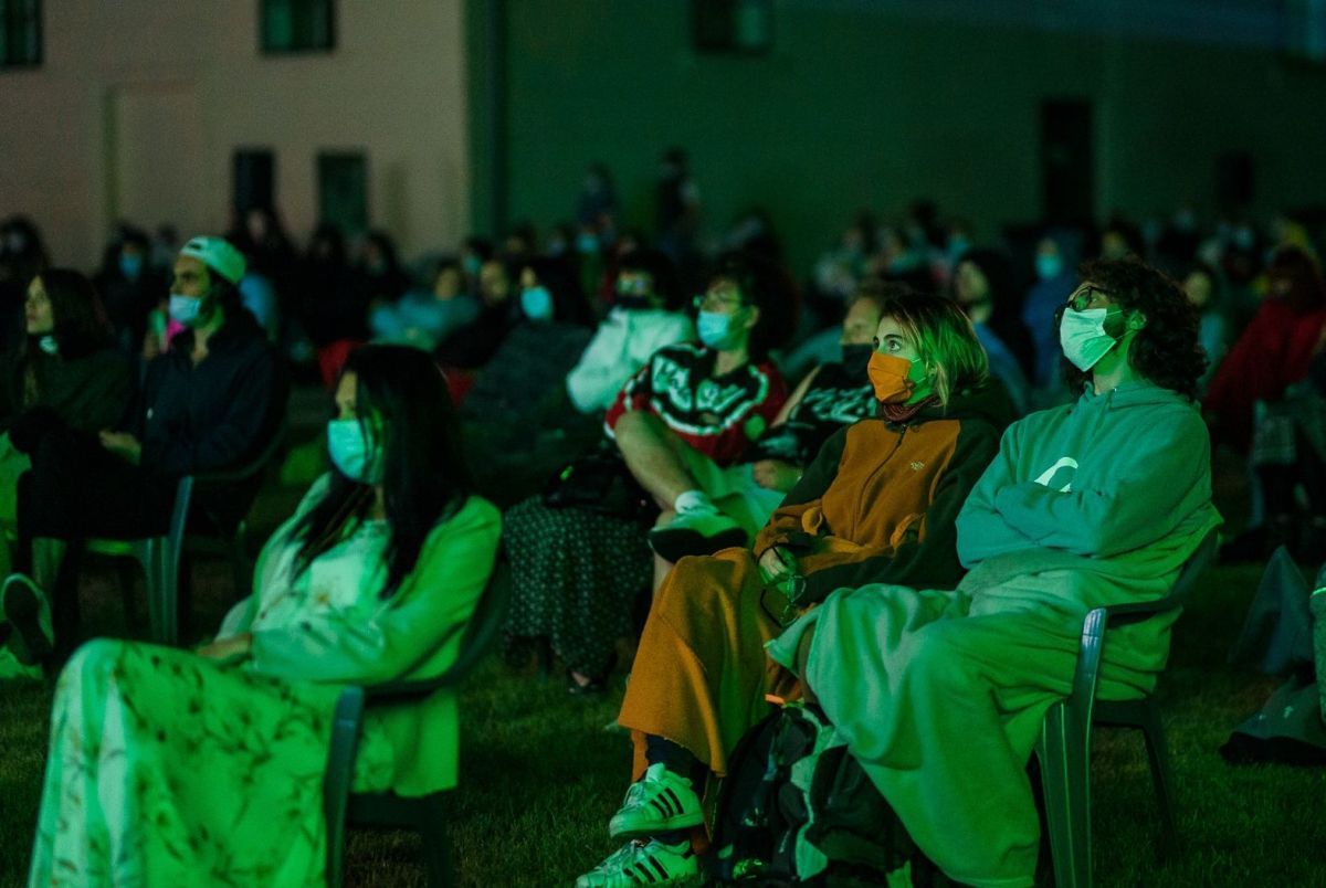 Pasiuni contra COVID. Imagini de la festivalul TIFF din Cluj, unde mii de oameni se uită la filme în aer liber, respectând măsurile