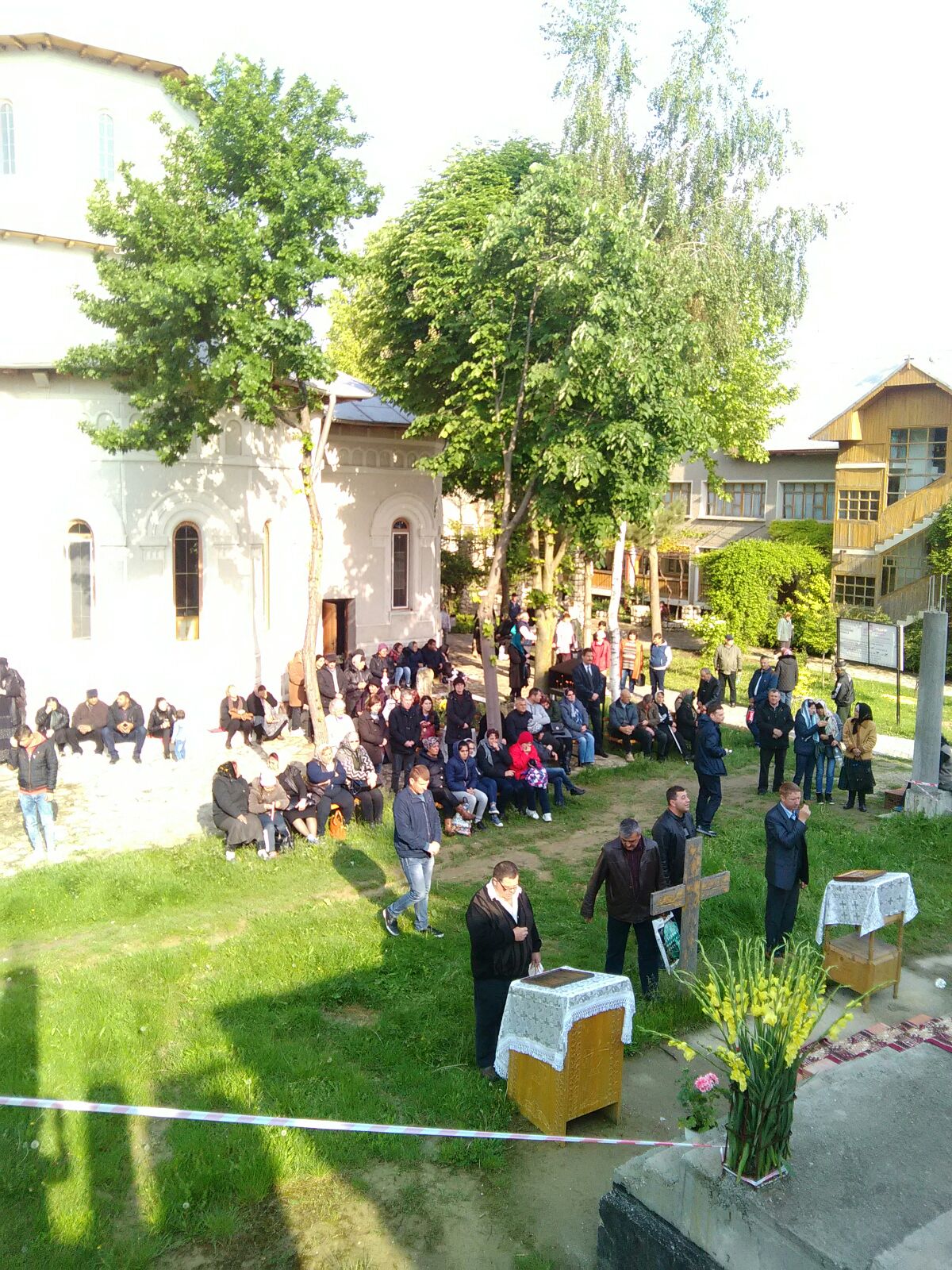 Zeci de mii de credinicioși au stat la coadă de Izvorul Tămădurii, pentru a lua apă sfințită | GALERIE FOTO