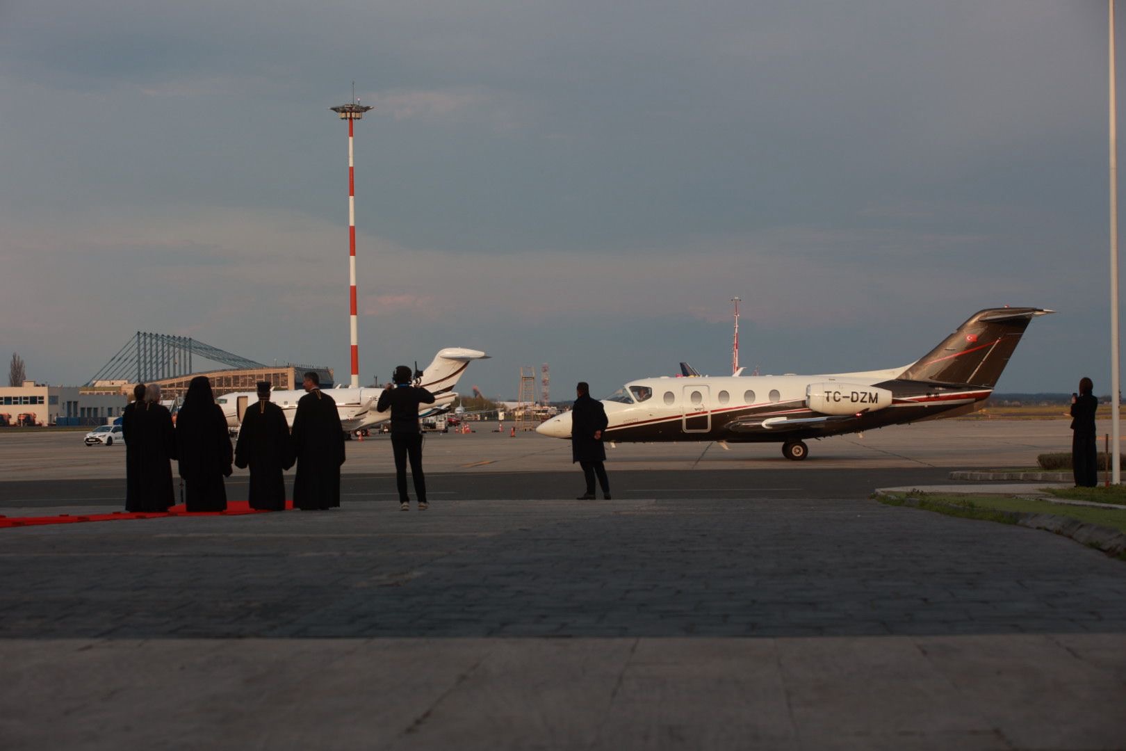 Sfânta Lumină de la Ierusalim a ajuns în România: „Este semnul că iubirea lui Dumnezeu nu moare niciodată”