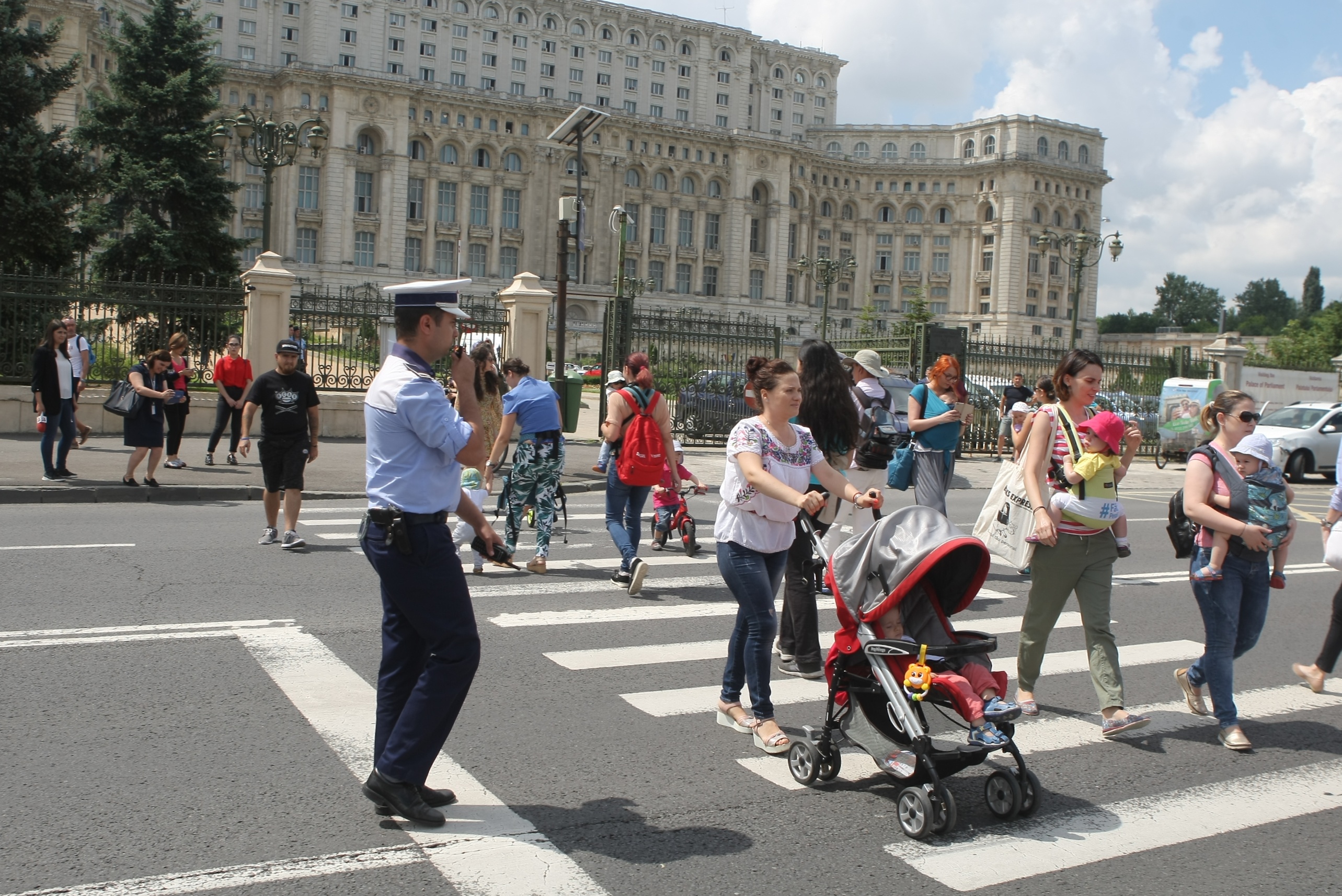 FOTO&VIDEO/ Protest al mamelor la Palatul Parlamentului. Au traversat încontinuu pe o trecere de pietoni din zona Parcului Izvor