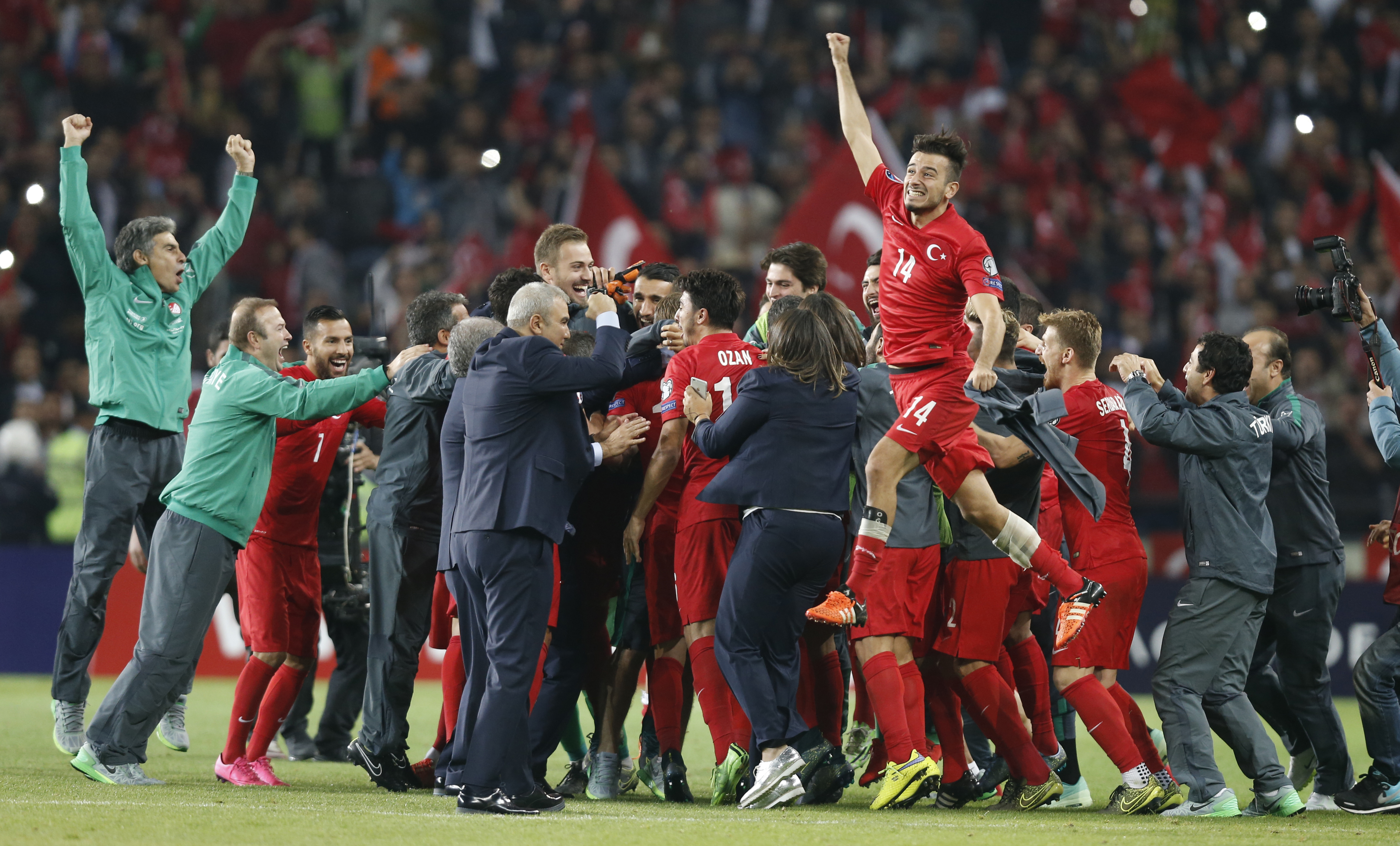 Ea e muza jucătorului pe care-l divinizează toată Turcia. Selcuk ”Xavi” Inan a adus calificarea directă a Turciei la Euro 2016 cu o bijuterie de gol, în ultimul minut. ^Cum au reacționat comentatorii turci. Imaginile FERICIRII de la Konya