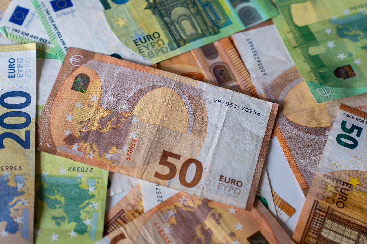 Banka greškom isplatila više od 120.000 evra; u Nišu zaplenjeno 3.000 paklica cigareta