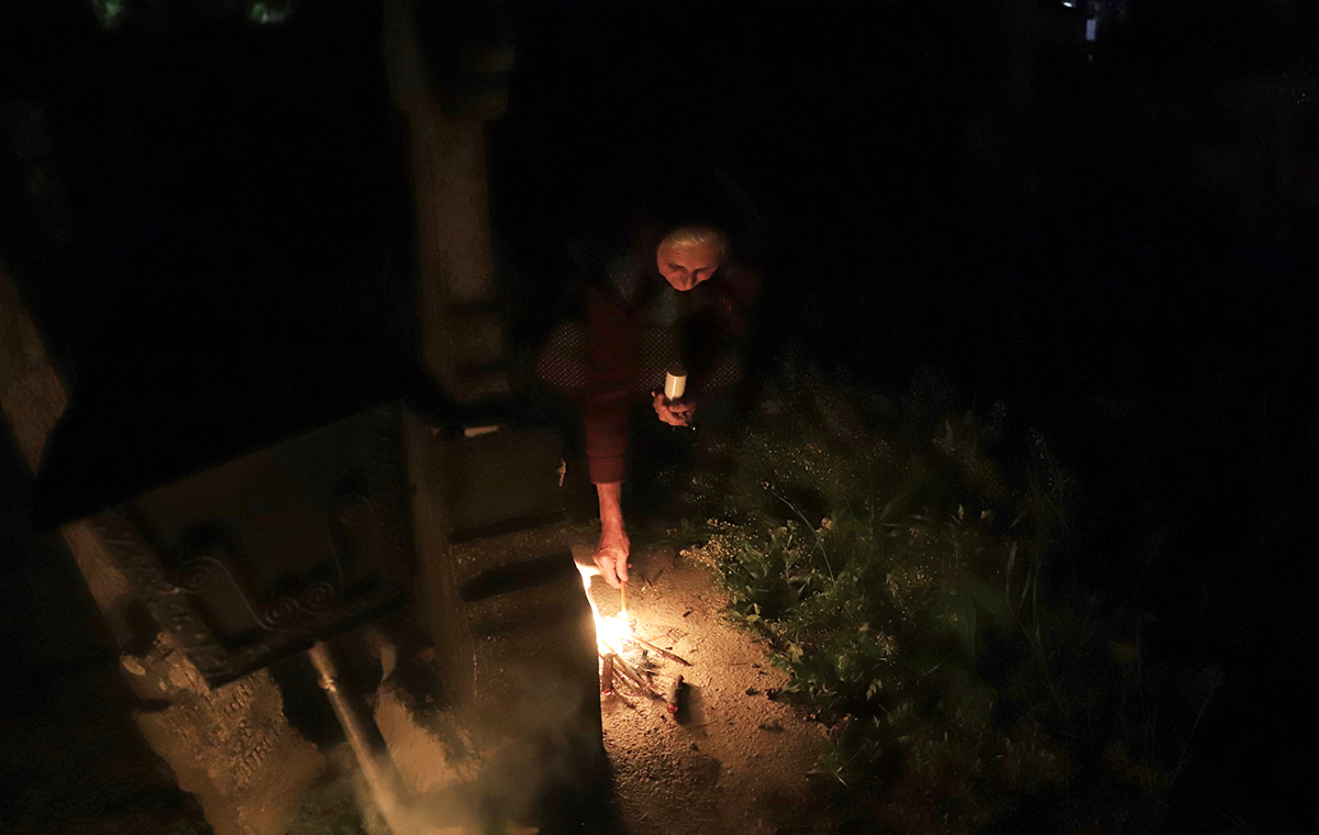 De ce aprind sătenii din Copaciu focul lângă morminte în Joia Mare. „Cu câțiva ani în urmă, aveai impresia că a luat foc cimitirul”
