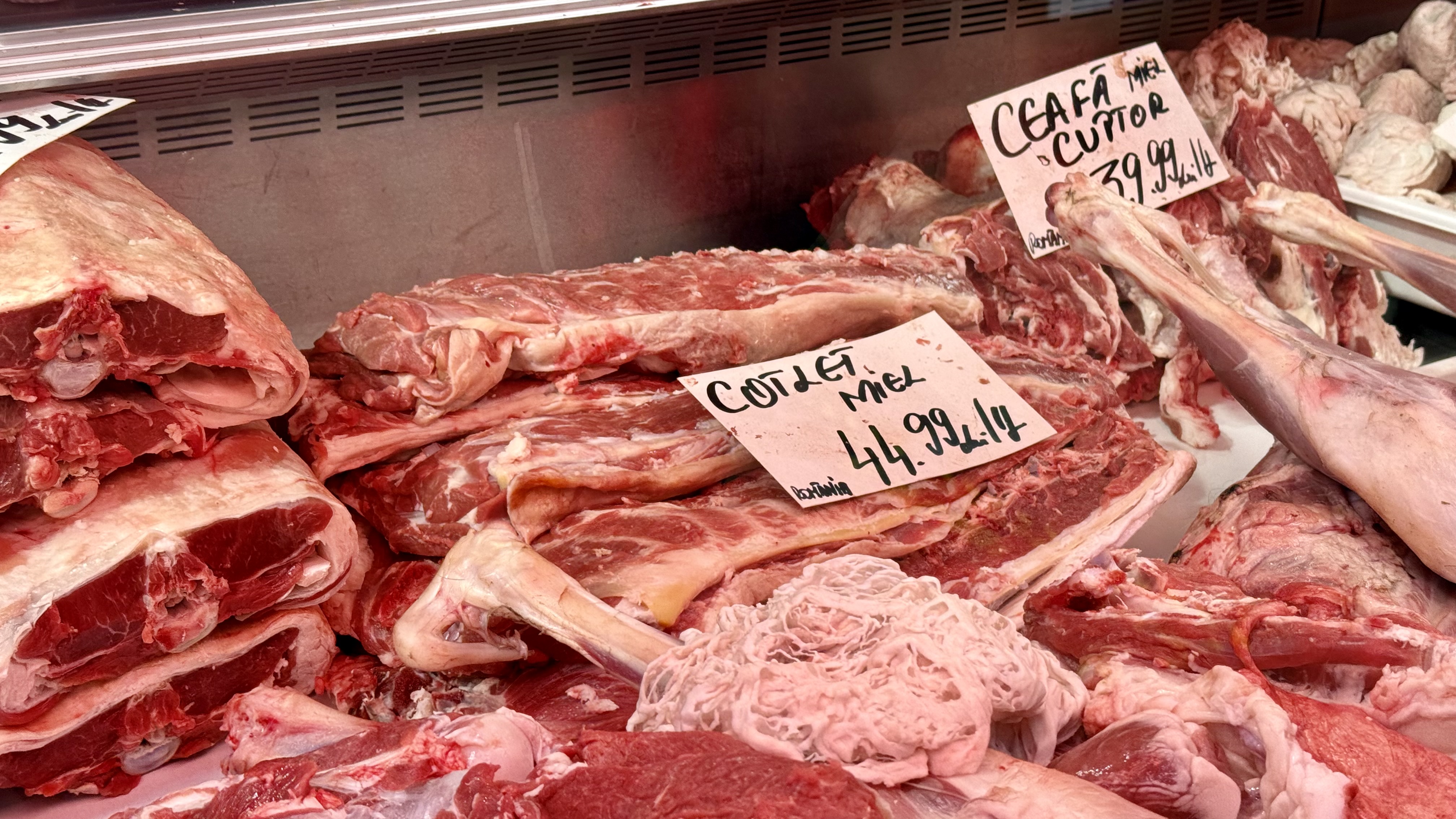 Preț miei Paște 2026. Cât costă kilogramul de carne de miel la București? „Am luat jumătate și am terminat bâlciul!”