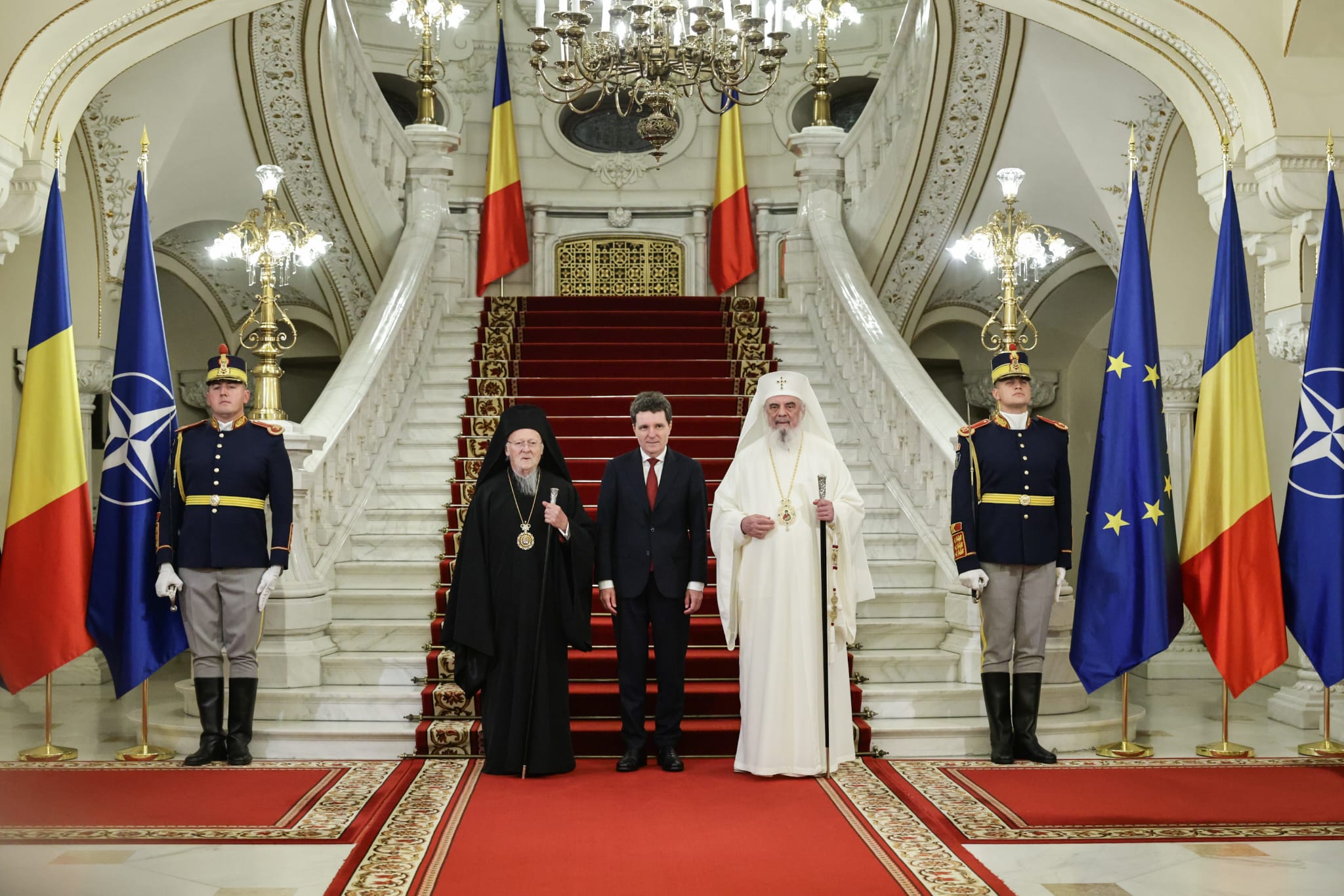 Bartolomeu I, decorat de Nicușor Dan după sfințirea Catedralei Neamului: „România trăieşte un moment istoric”