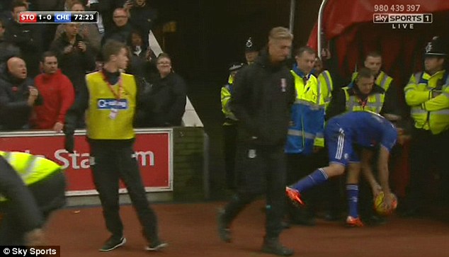 Ziua degetelor mijlocii în Anglia. Diego Costa a lovit un steward în zona sensibilă, golgheterul Jamie Vardy - gesturi obscene la adresa asistentului. Îi paște suspendare / FOTO&VIDEO