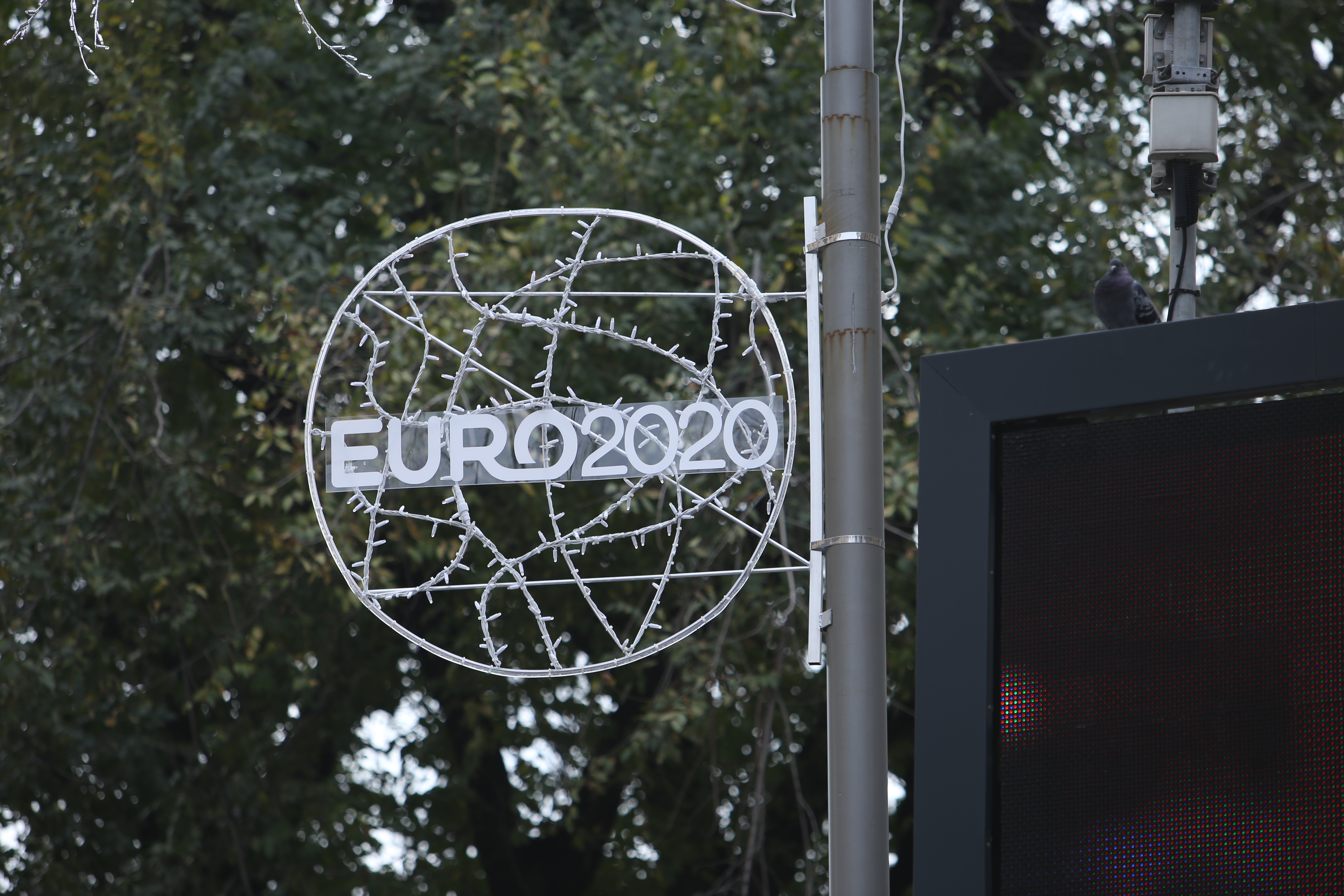 Campionatul European de fotbal 2020 este promovat la București cu instalații care seamănă cu trofeul Cupei Mondiale