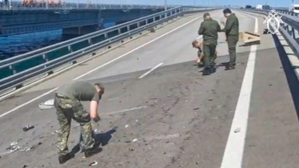 „Au lovit cu drone marine”. Rusia acuză Ucraina pentru atacul asupra podului Kerci și anunță că deschide o anchetă pentru „acte de terorism”