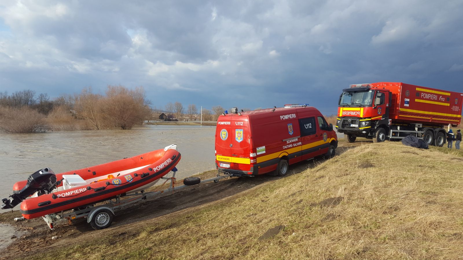 UPDATE: Două persoane sunt izolate pe o insuliță formată în urma revărsării apelor, în Brașov. Pompierii intervin să le salveze/ FOTO&VIDEO