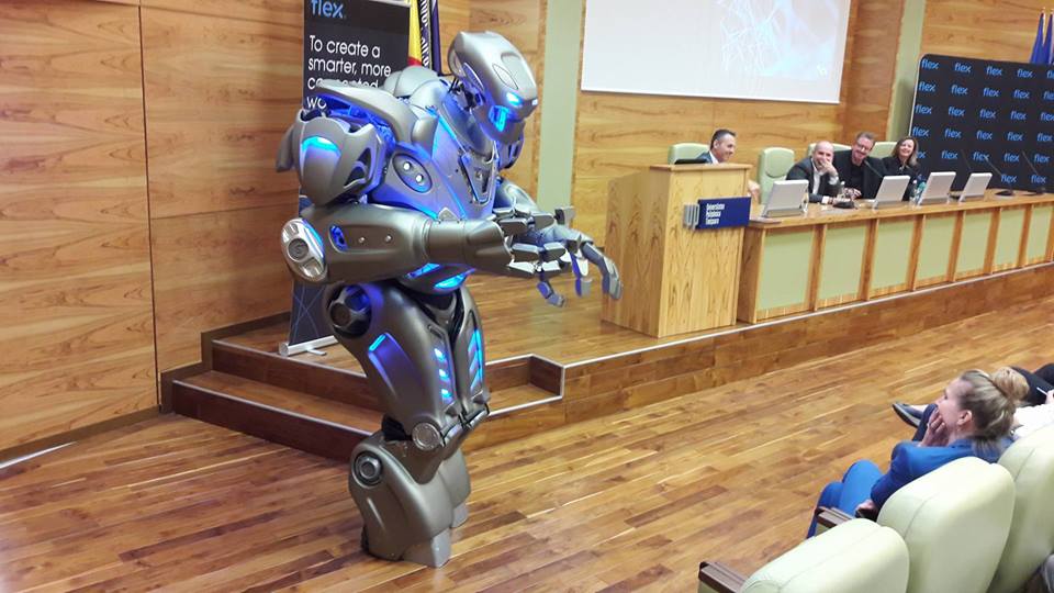 Titan, robotul care cântă și dansează, a ajuns la Timișoara. Androidul cu inteligență artificială a urcat pe scenă alături de Rihanna