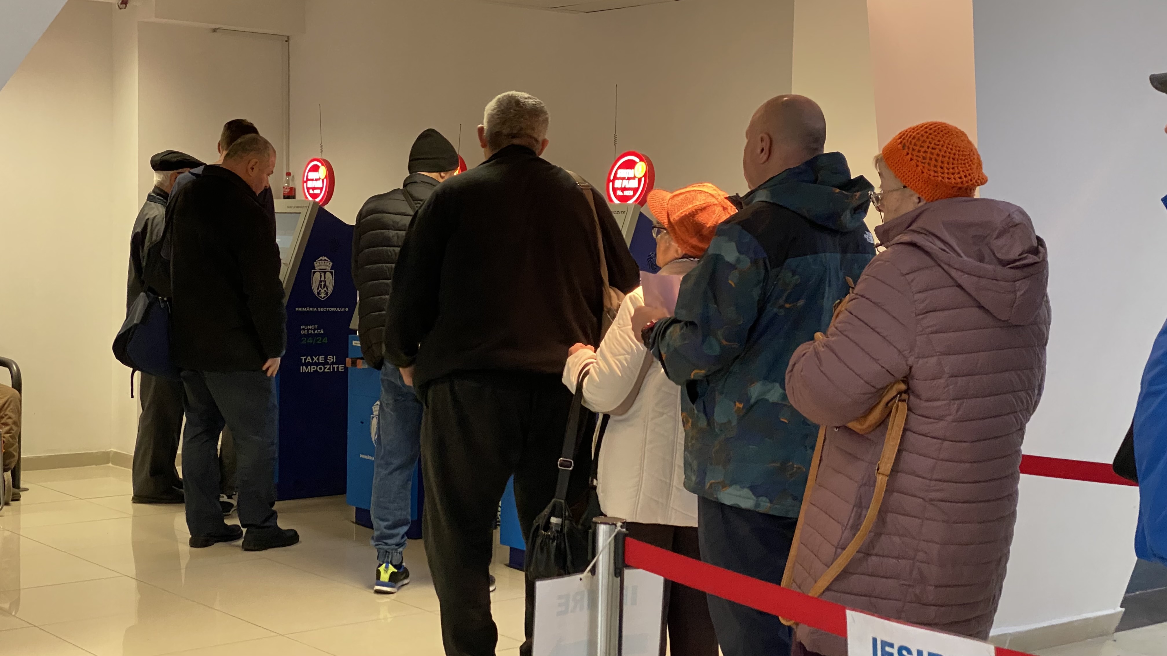 FOTO. Cozi mari la centrele de plată a taxelor, în prima zi lucrătoare din 2024. Dările se pot plăti la stațiile de tip SelfPay, dar și online